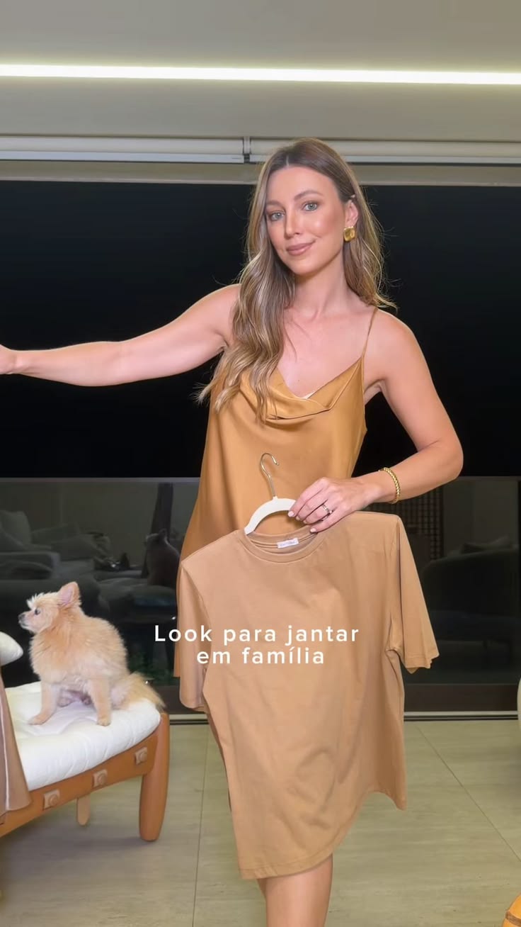 Adorei o styling com a t-shirt por fora da saia, mas para o 