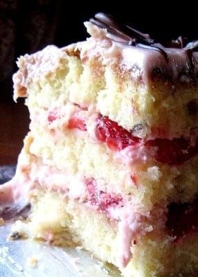 To die for ....strawberry vanilla cream cheese cake ♛BOUTIQU