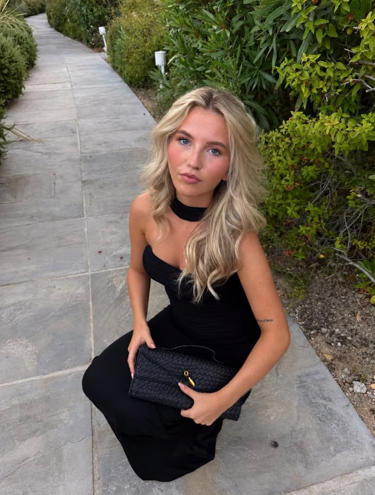 Timeless, feminine, and effortlessly chic. This fitted black