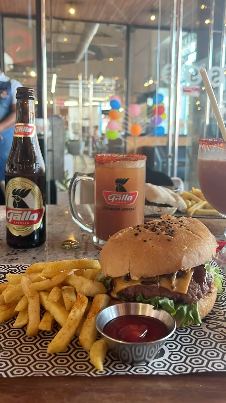 Comida, cerveza gallo