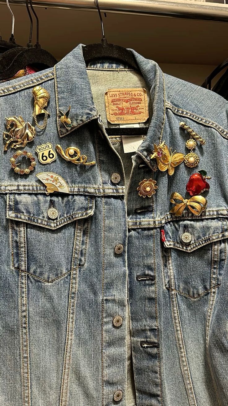 #fashion #broches #details #fashiondetails #levis #jeanjacke