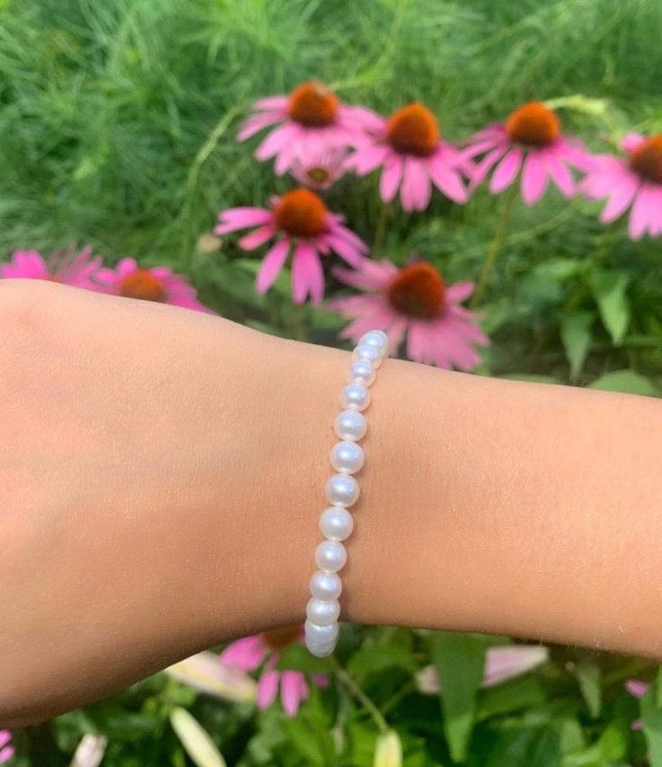Look good, feel good in this stunning pearl bracelet!😍❤️

Us