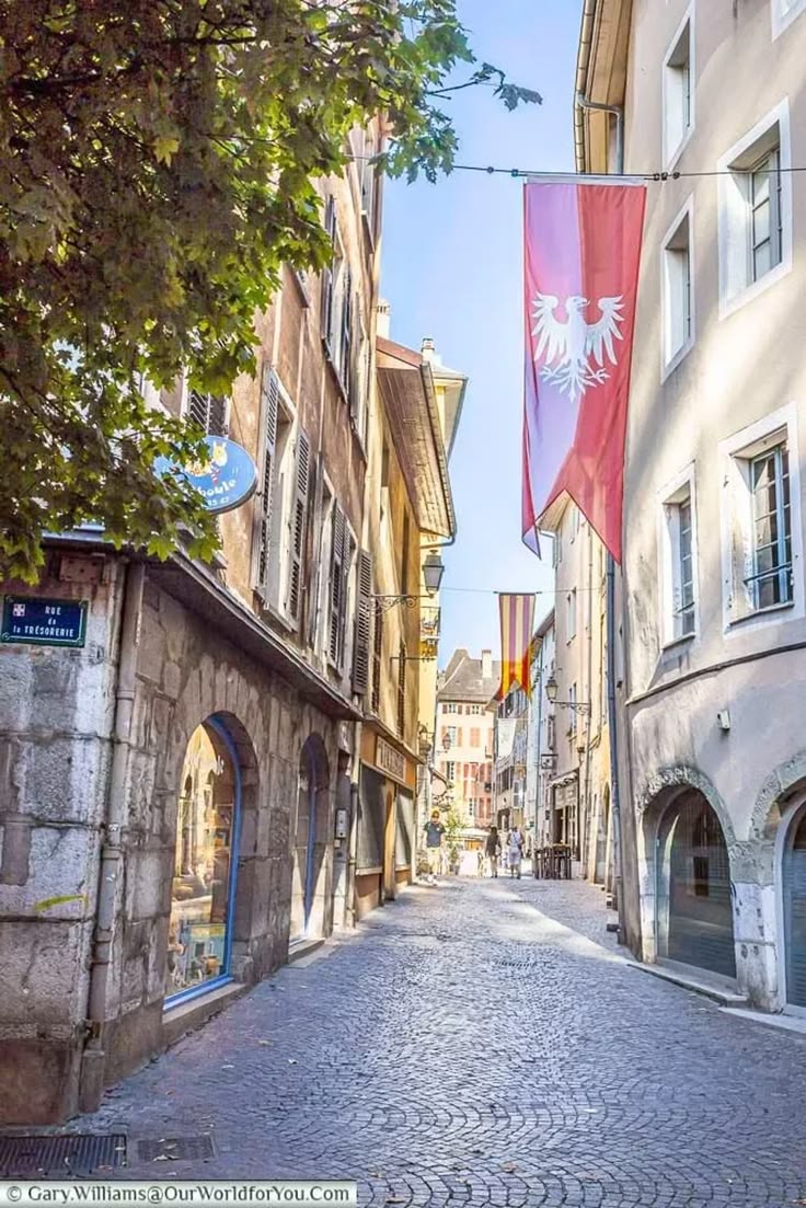 A charming cobbled corner of Chambéry’s old town is filled w