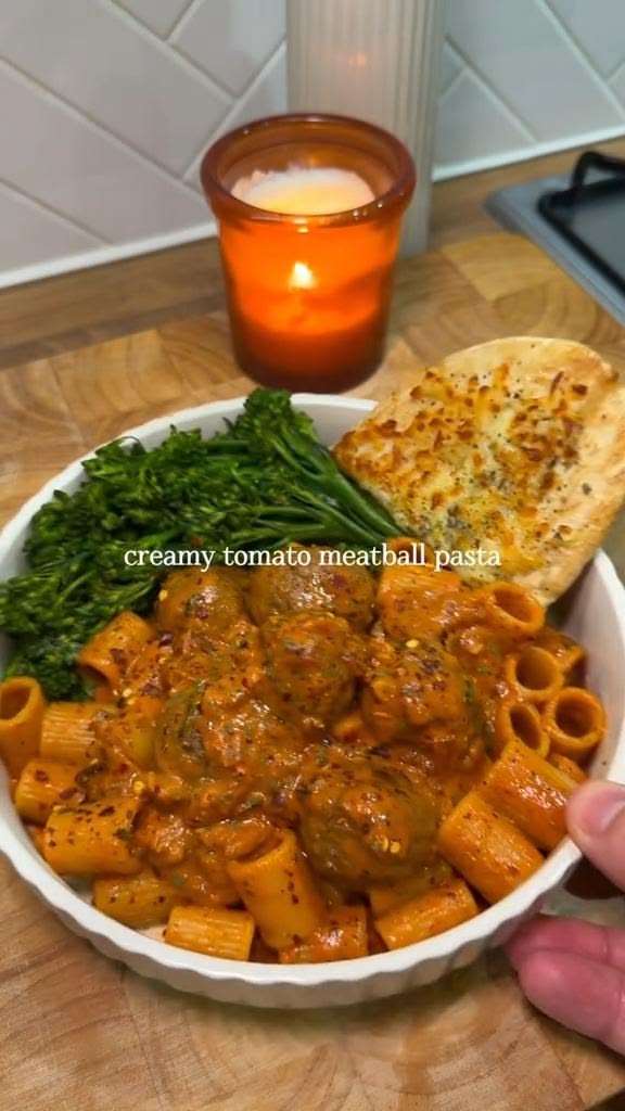 150g dried pasta 12 x 5% extra lean meatballs 1 red onion  2