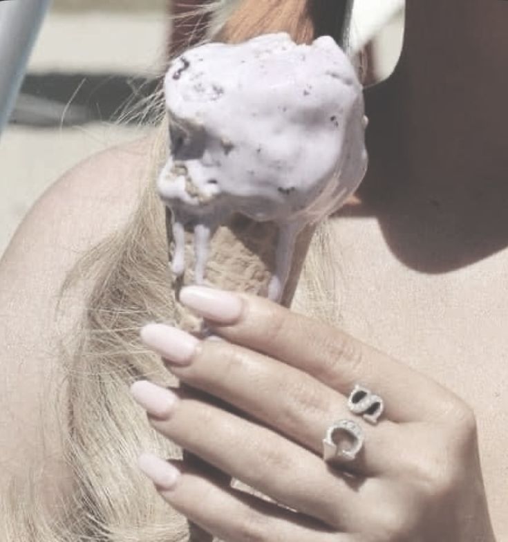 sabrina carpenter | short n’ sweet aesthetic | whisper backg