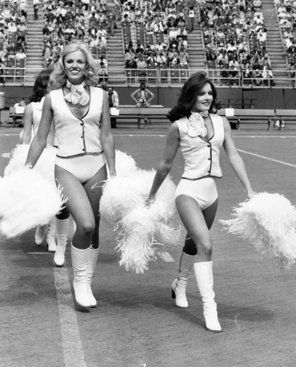 Philadelphia Eagles Cheerleaders, Walk Out Unto The Field - 