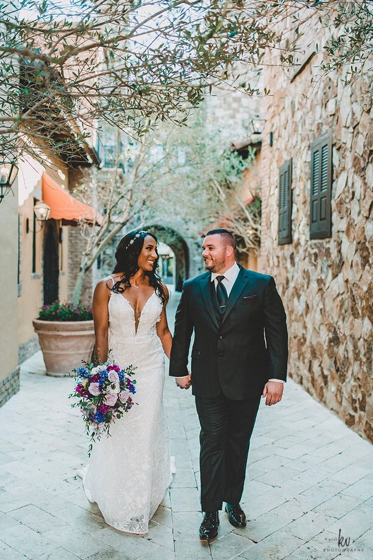 Hand in hand around Bella Collina on their luxurious wedding