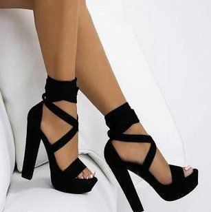 Diversité Vestimentaire: Les Dames, portez des chaussures ha