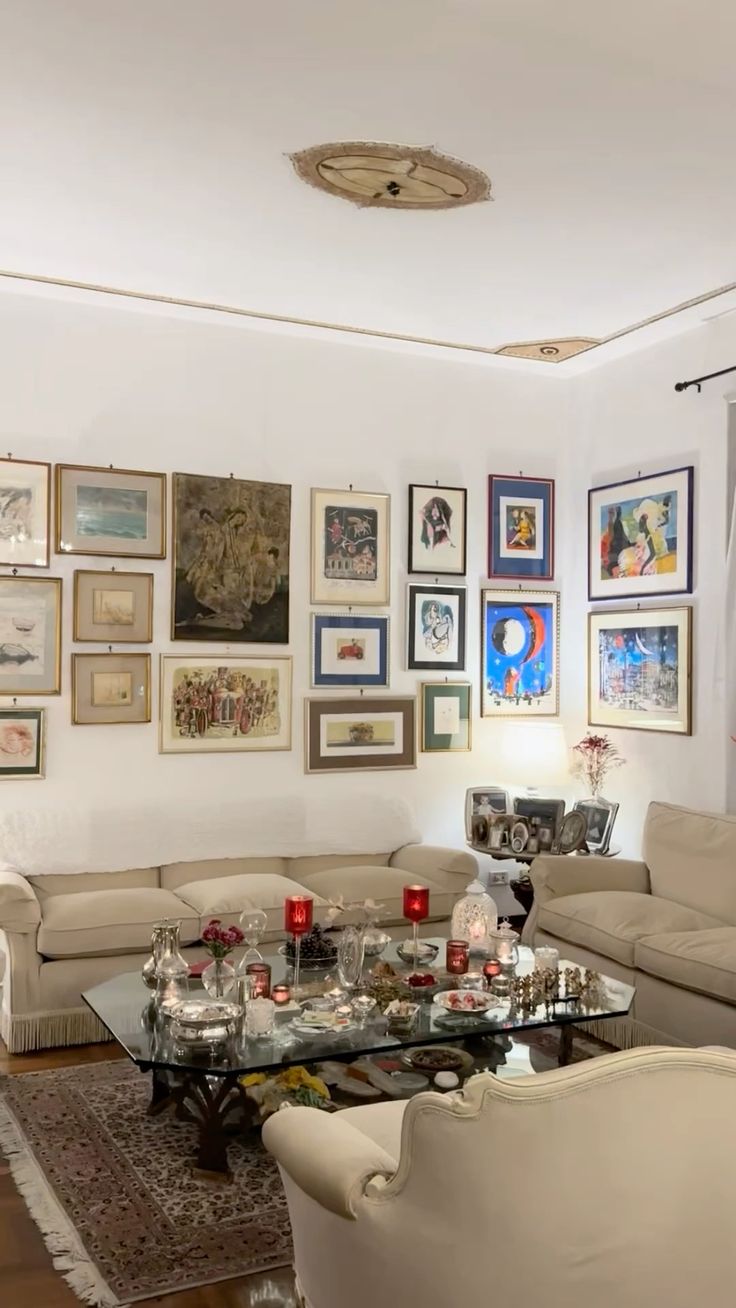 Get inspired by this beautifully decorated Christmas living 