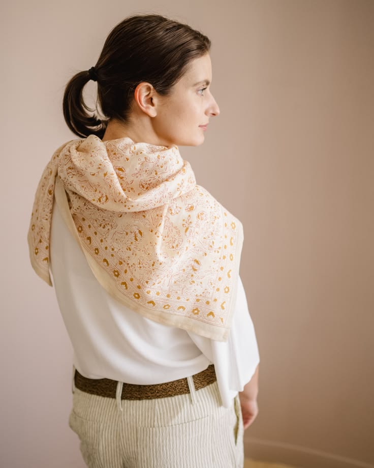 Le foulard Sarika Poudre, un motif délicat et des teintes do