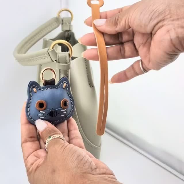 Take your favorite furry friend on every adventure! 🐾🎒  ​Mee