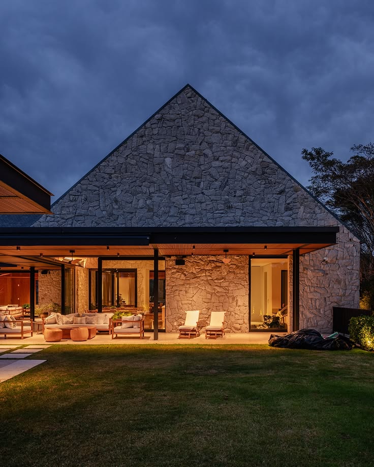 PROJETO RY | NATILUX

A iluminação emoldura a arquitetura e 