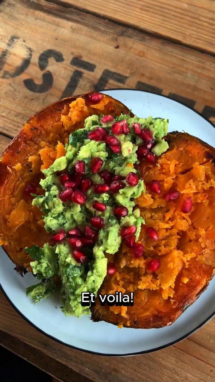 Vegane Süßkartoffel-Kumpir trifft auf cremige Avocado-Magie!