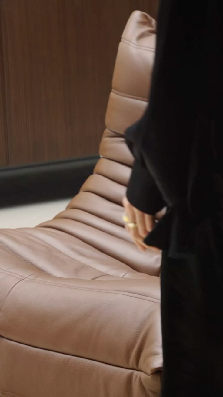 A moment of stillness.
Soft leather in warm cream tones meet