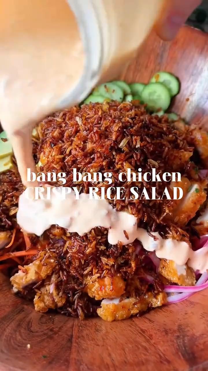 bang bang chicken crispy rice salad 🍚🥗  this salad has so mu