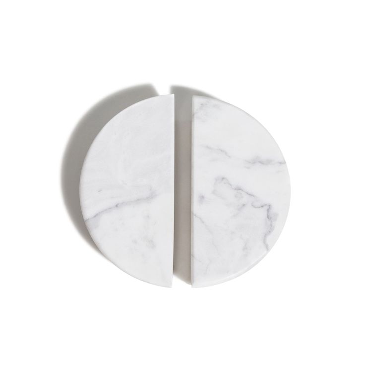 The K157 White Marble Mani Half Moon Knob embodies elegance 