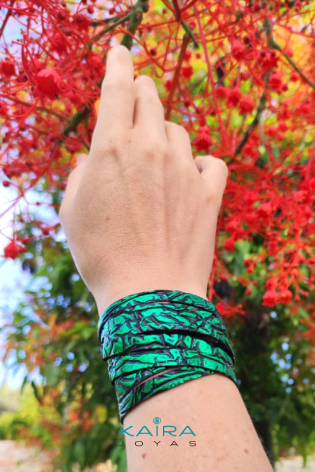 Pieza de joyeria contemporánea,  hecha a mano, diseñada por 