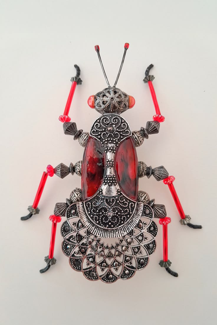 Esta peque escultura reúne partes de bijuterias vintage e el