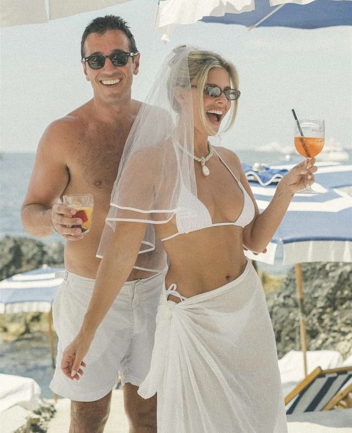 What’s a bride-to-be without a veil on her last night out?! 