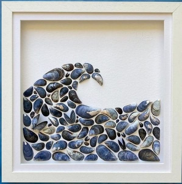 Discover easy, creative shell art on canvas. DIY ocean-theme