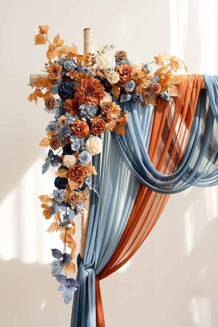 This arch decoration set contains floral arrangements and po
