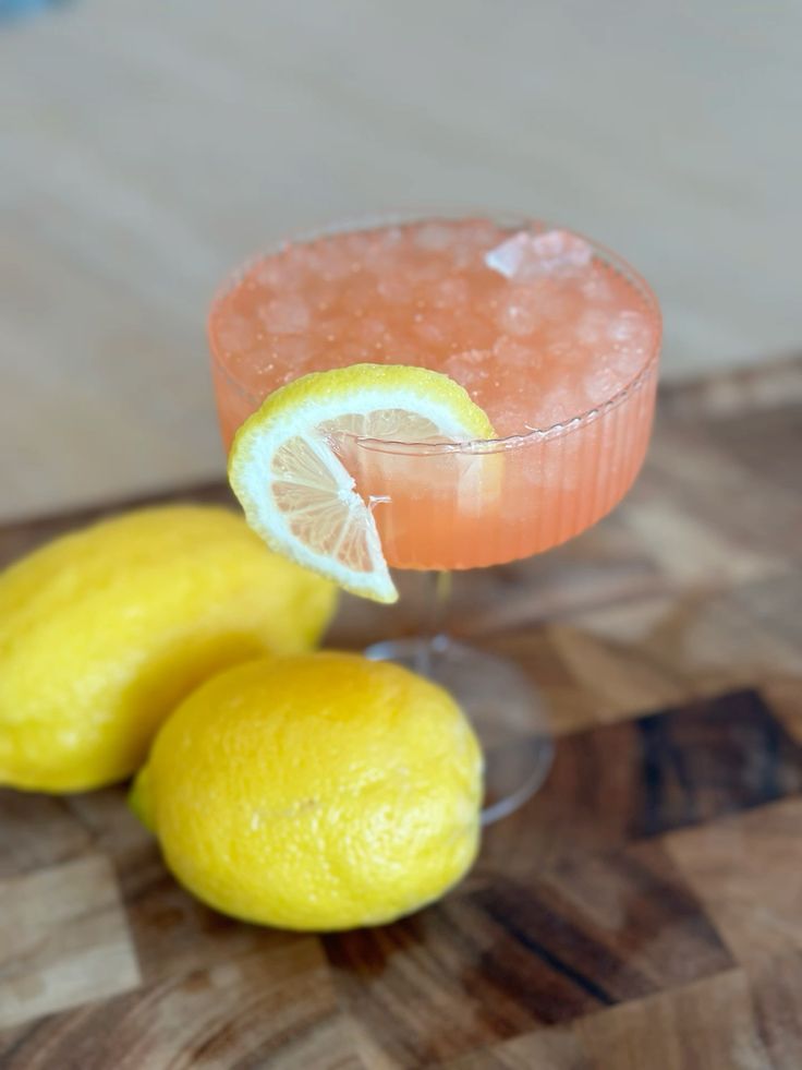 2oz vodka
2oz pineapple juice
1oz lemon juice
Splash of gren