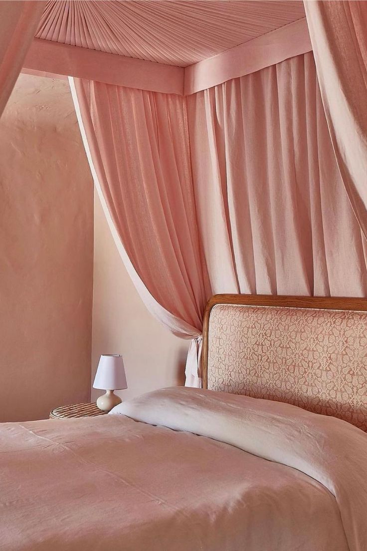 We can imagine Alexis Carrington waking up here and instantl