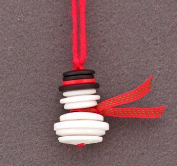 DIY BUTTON CRAFT~ Buttons, yarn, and a bit of ribbon is all 