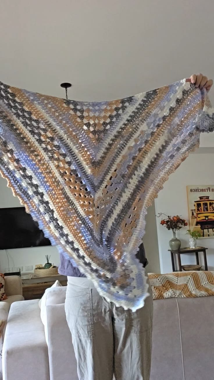 Watch this free crochet shawl pattern grow from the center o