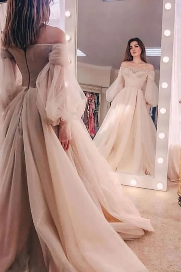 This elegant off-shoulder evening ball gown features delicat