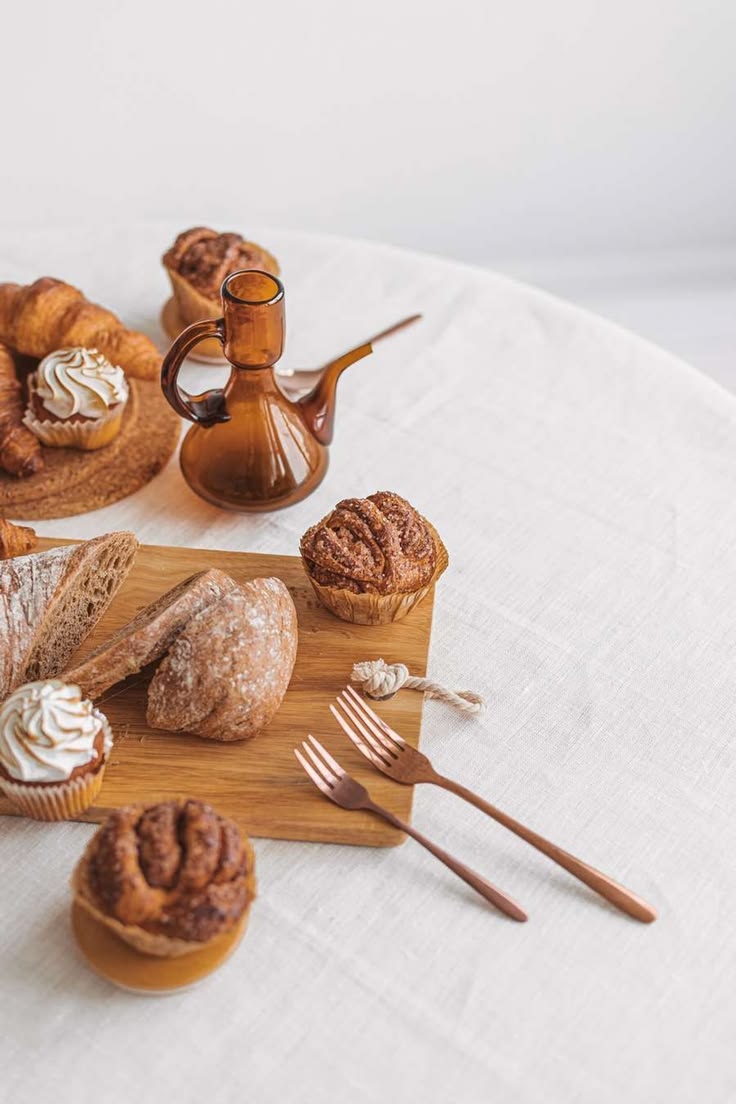 Tired of buying different table linens for every season? Thi