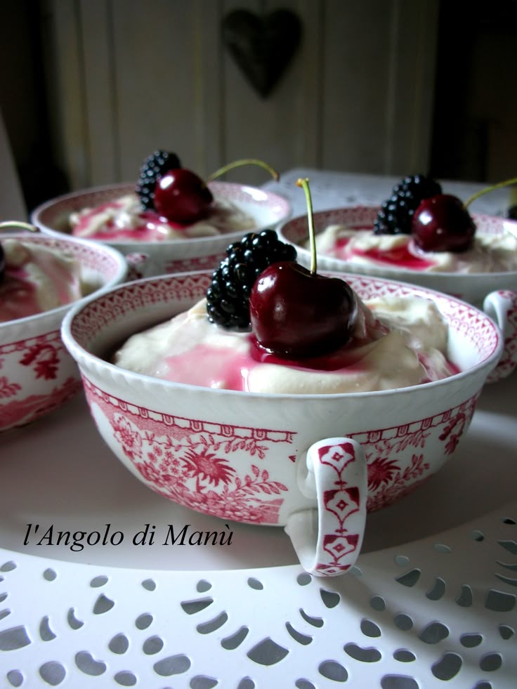 Tiramisù in tazza con ciliegie .....