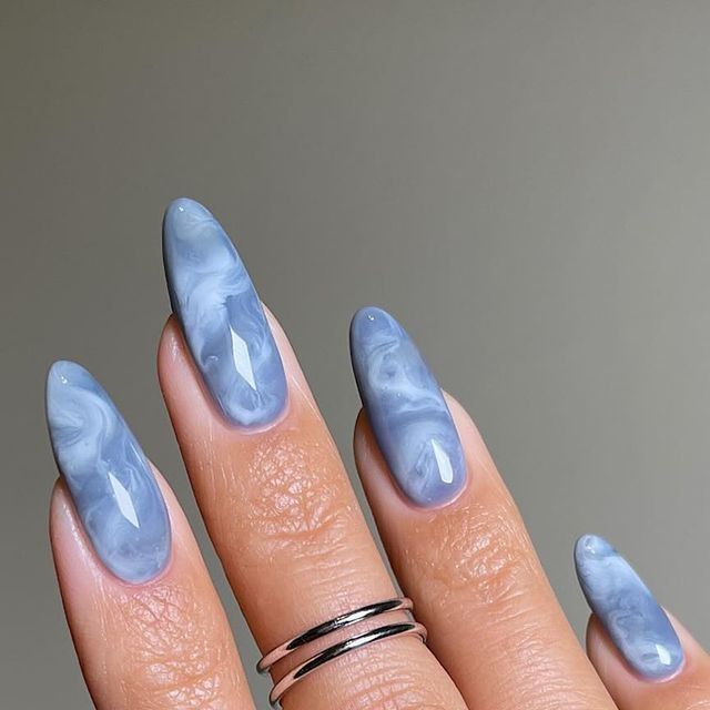 Descubre los últimos estilos y tendencias en uñas. Desde man