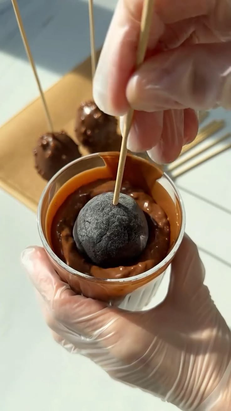 КЕЙК-ПОПСЫ в форме яиц с шоколадным покрытием и орешками – э