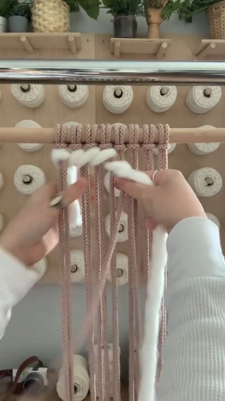 In this video, @iwouldratherknot ´s demonstrating the soumak