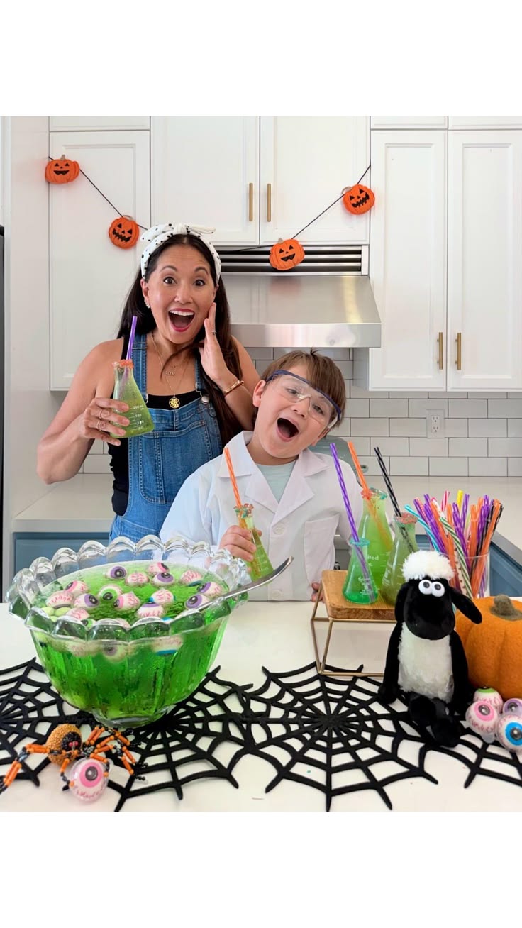 Let’s Make a SPOOKY FIZZY Halloween punch to celebrate @Shau