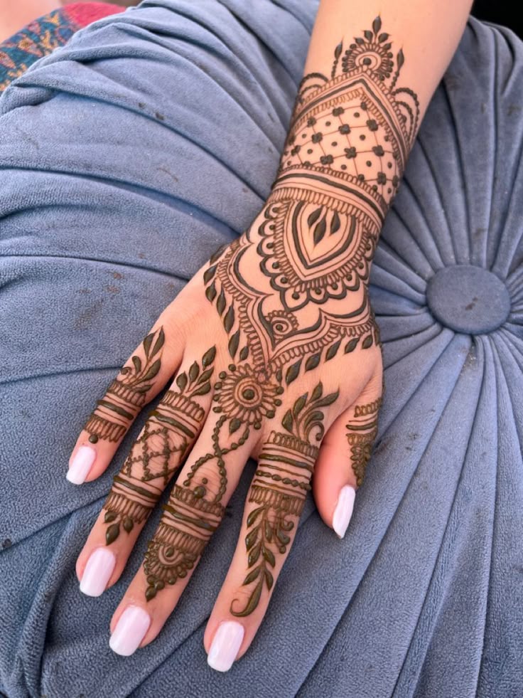 A little freestyle henna design for the top of the hand