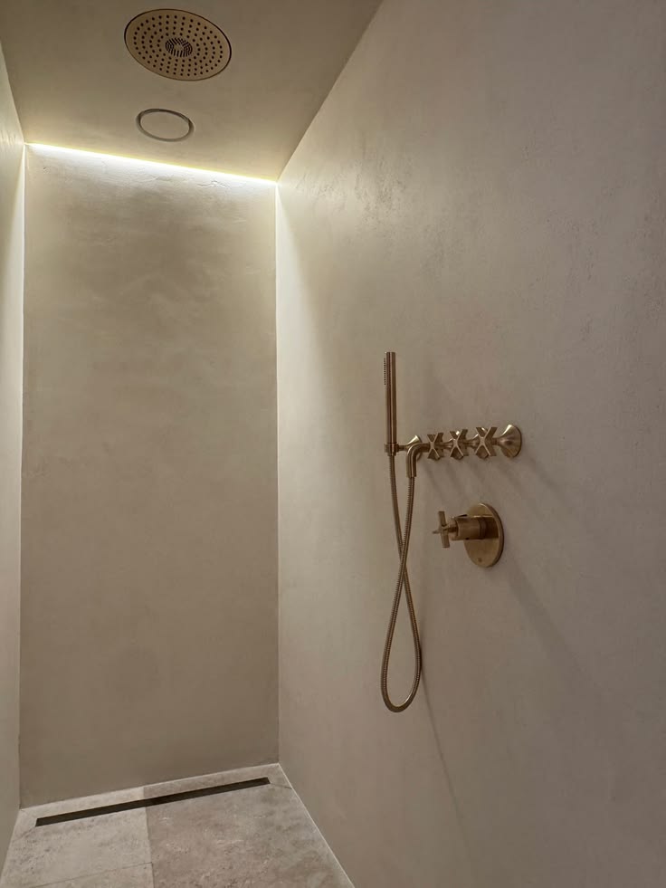 RD FLOOR SHOWER.

 #shower #interiors #bathroominspo #roelan