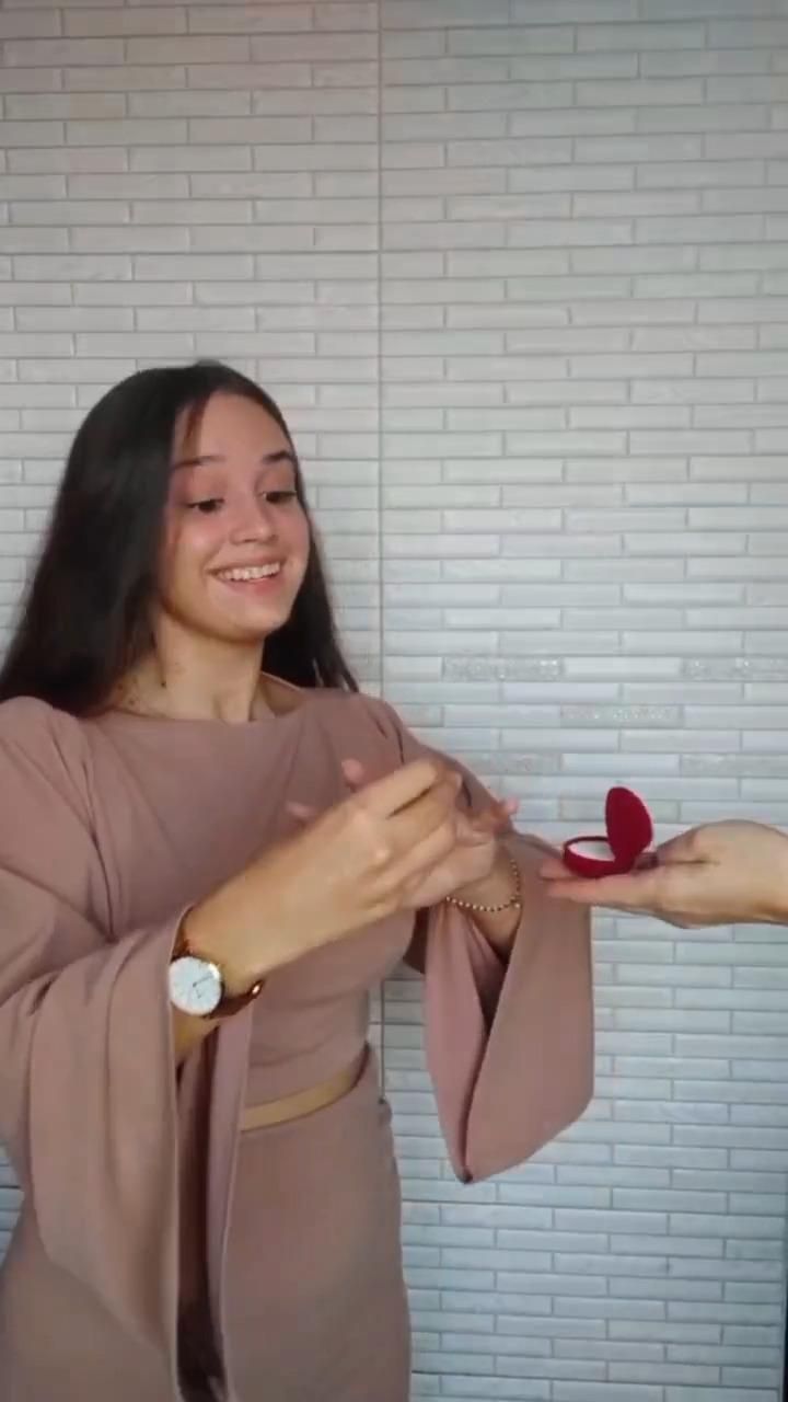 💍 He proposed… but your manicure wasn’t ready?! 😱

Imagine t
