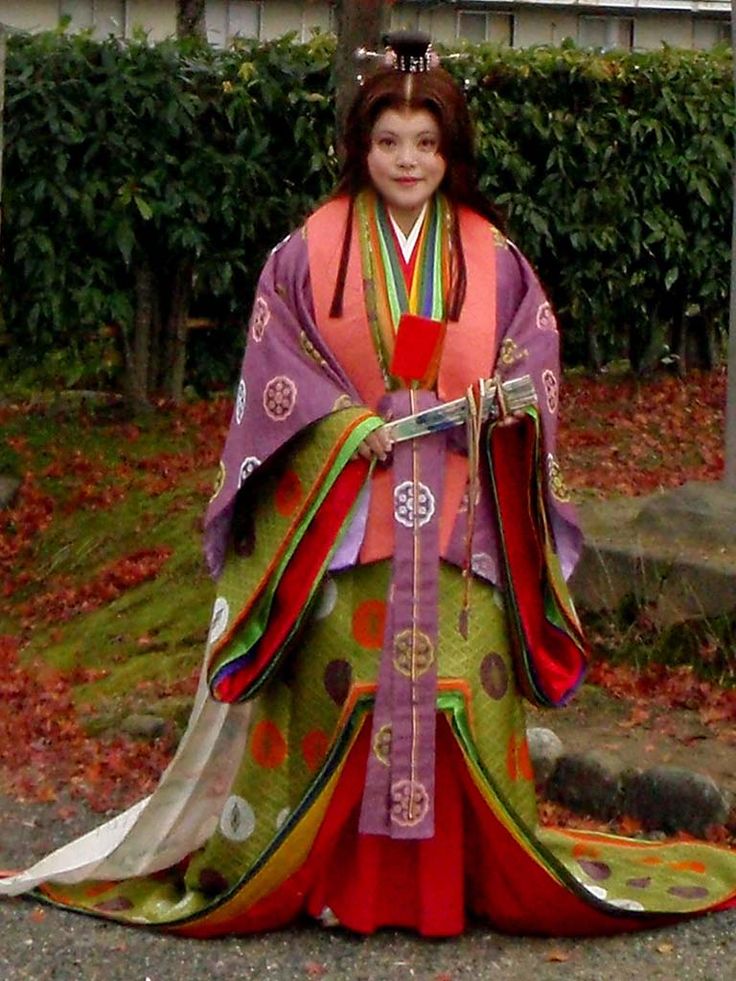 A woman dressed in junihitoe.
