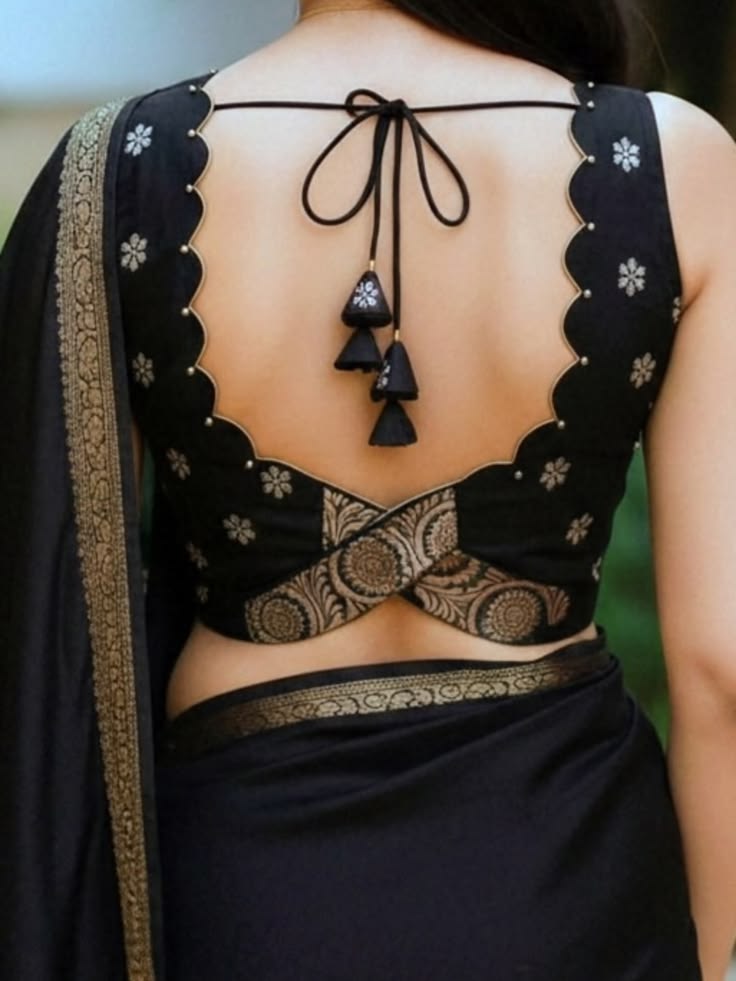 Trending blouse back design 🔥 #virałpost #blouse ##blousedes