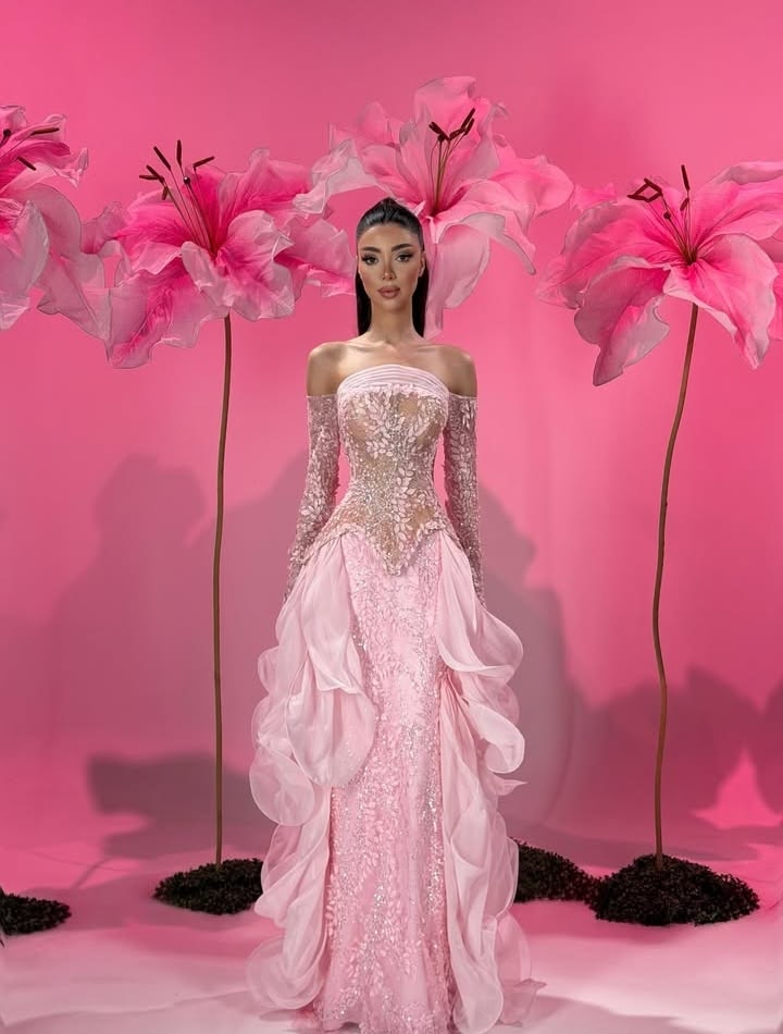 🌸 Pink Floral Haute Couture | Editorial Fashion Inspo
Descri