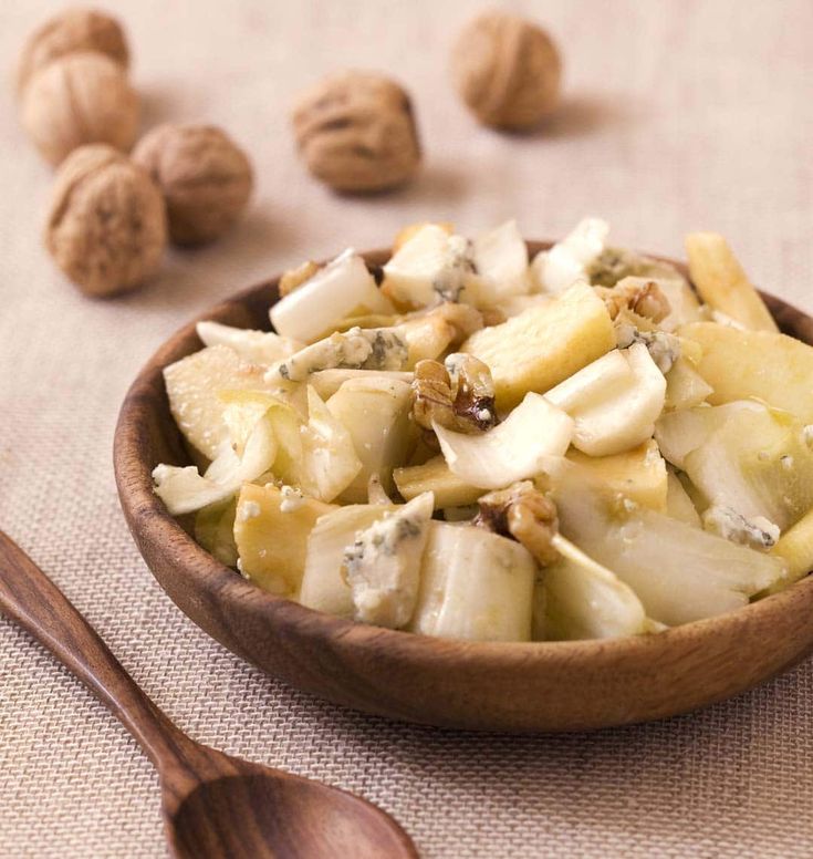 Salade d'endives aux pommes, noix et roquefort - Recettes de