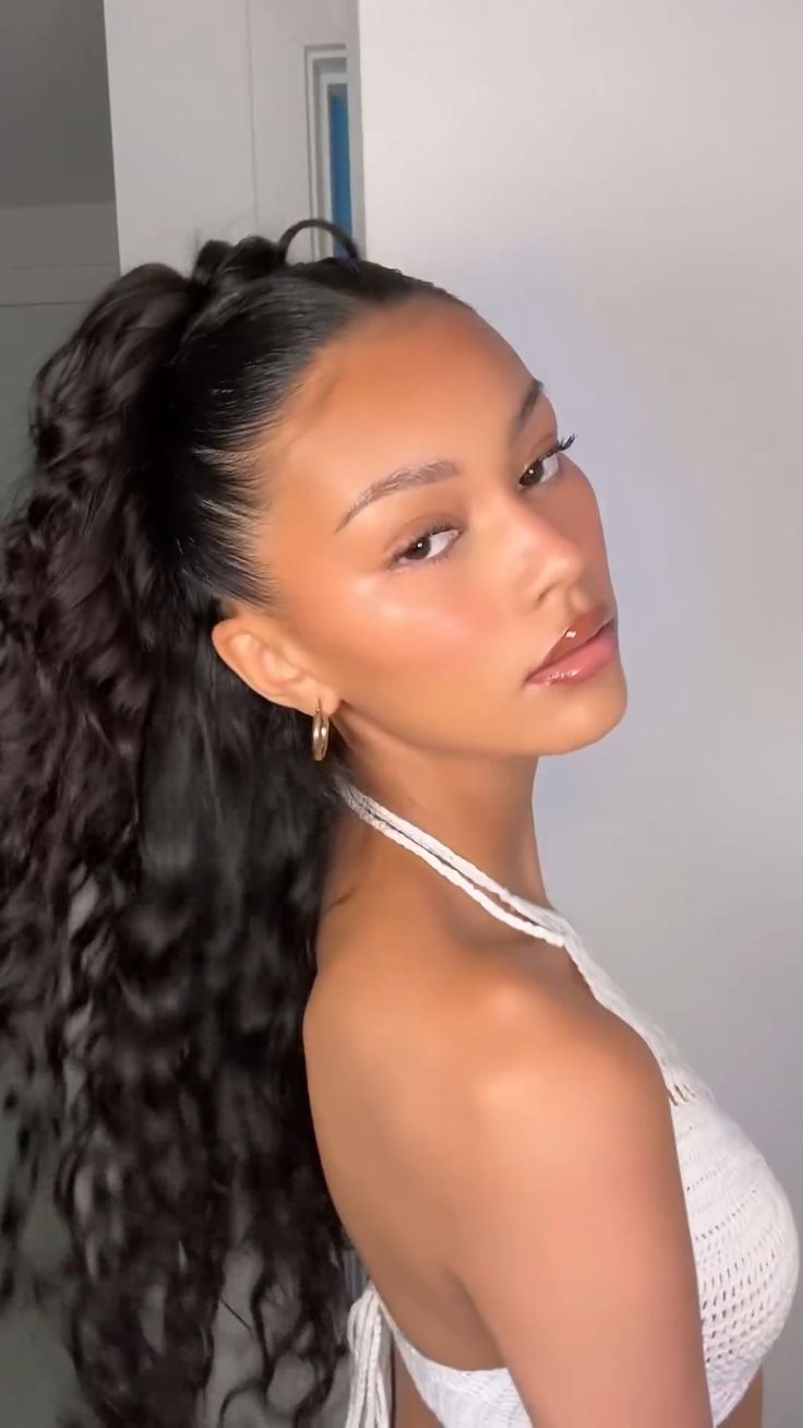 Turn your summer curls into a back-to-school statement! 🌟📓  