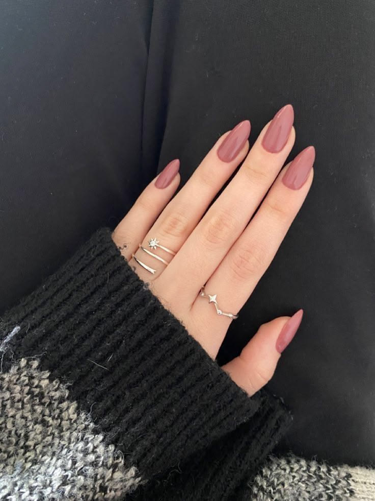 La simplicité est la clé de l'élégance. Ces ongles en amande