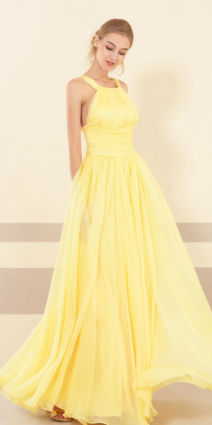 The yellow bridesmaid dress is so elegant and beautiful! Hal