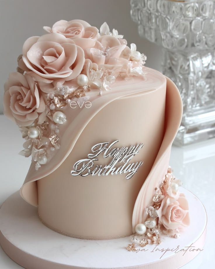 Women's birthday cake: 16 elegant layer cake ideas