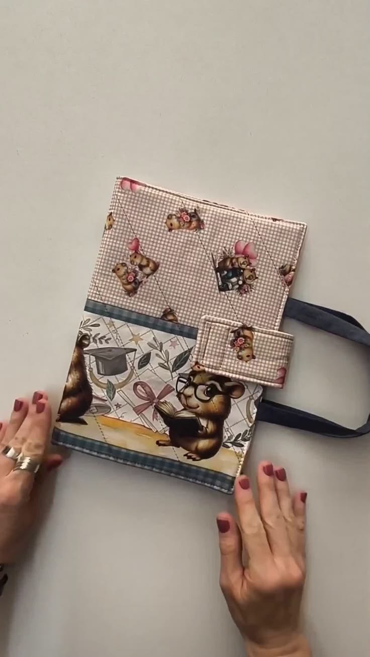 Tutorial de um porta caderno feito com nossa coleção Capivar