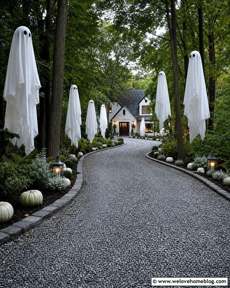 35 Halloween Driveway Ideas for a Spooky, Showstopping Entry
