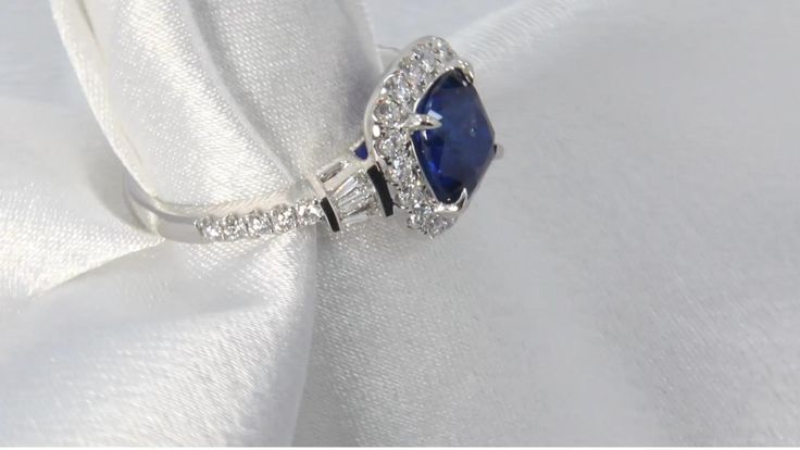 Royal vivid blue Natural Sapphire 2.70 Ct Cushion Cut Platin